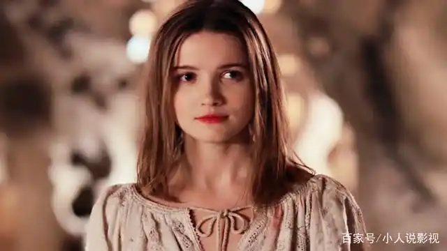 与此同时,离着龙岛最近的一处地方正在举办婚礼,结婚的对象正是女主角