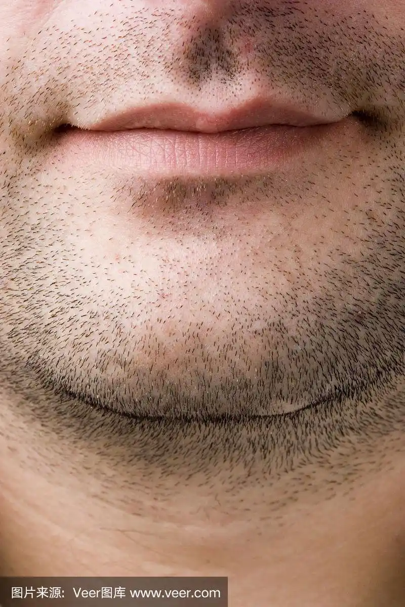 一个男人的嘴和下巴的特写