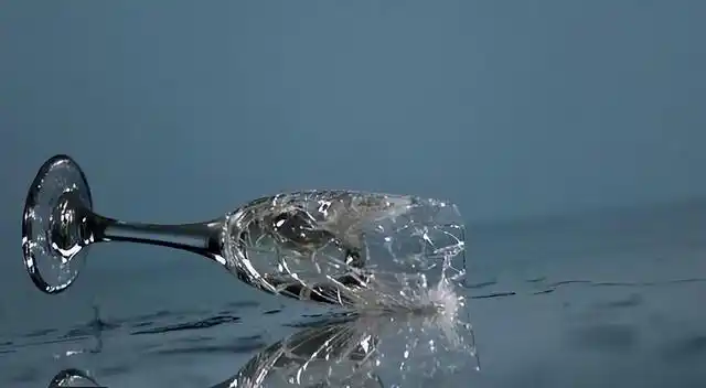 碎了就是坏了,即使用胶水粘上也是碎片的组合,不是原来的那个玻璃杯了