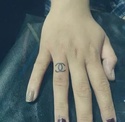 香奈儿纹身图片-香奈儿纹身图案大全 - 纹身吧