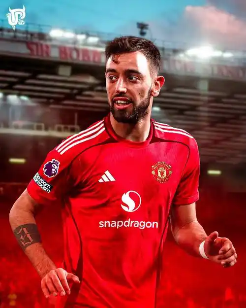 曼联下赛季新球衣曝光,或穿白金战袍!