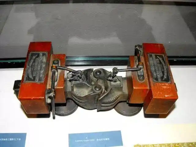 图为詹天佑先生收藏的詹式车钩模型