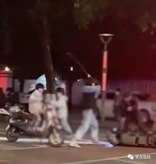 桂林翠竹路上深夜一伙人在街边聚众斗殴!|打架_网易订阅