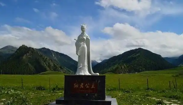 一曲大漠谣留下一首黄鹄歌刘细君在大漠深处独留青冢