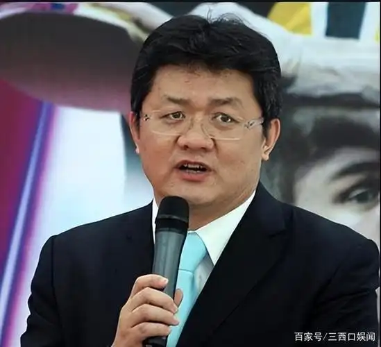 2007年,央视主持人张斌,正在直播奥运新闻发布会,不料他的妻子胡紫薇