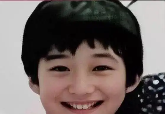 吴京清晰童年照曝光,唇红齿白太娇俏,难怪小时候会被当成女孩子