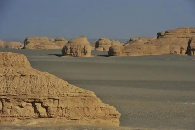 数百年风沙侵蚀成就今天的雅丹地貌