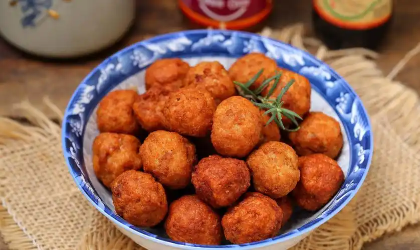 春节走油炸肉丸子不放面粉和淀粉外酥里嫩香喷喷过瘾