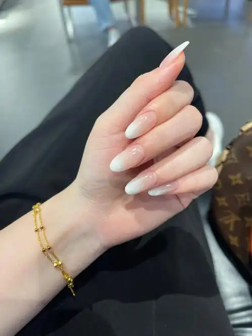简简单单的白色渐变美甲绝绝子