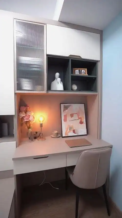 悠闲午后的卧室书桌一角感受知识的馈赠