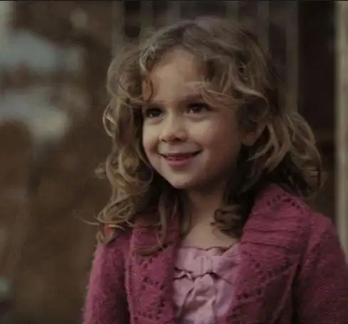 演《孤儿怨》的小女孩消失了?不!其实她有演饥饿游戏!