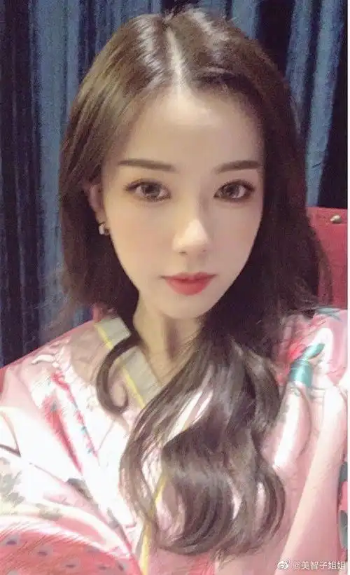 迅猛龙特蕾莎玩游戏输掉关掉滤镜美颜网赞依旧美