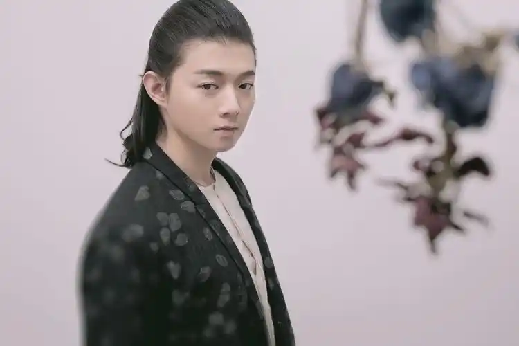 p>霍尊,1990年9月18日出生于上海,中国内地男歌手,音乐人,毕业于 a