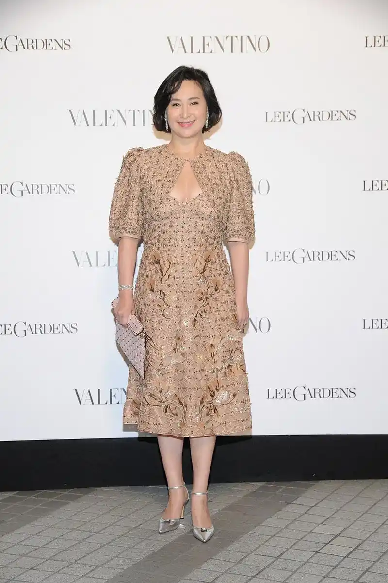 真优雅,娱乐圈新贵何超琼散发的绅士魅力  近日,娱乐圈新贵何超琼以其