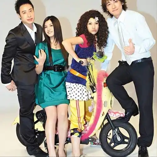 陈妍希晒与杨丞琳潘玮柏合照,梦回童年回忆《不良笑花》_电视剧_张