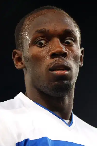 图文-博尔特着意大利新队服热身 表情丰富多样