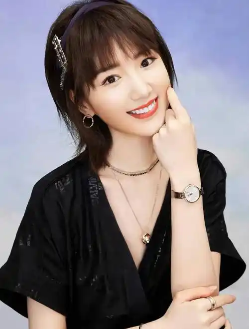 33岁毛晓彤,甜美可人身材有型,这个女神越来越有魅力了_时尚_观众_外