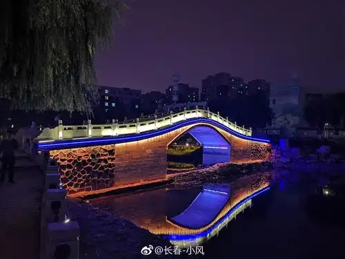 长春劳动公园彩色的桥