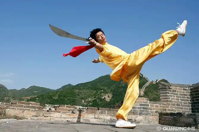 年轻男子在长城表演武术