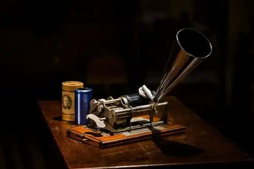 圆筒,曲柄,两根金属小管和模板组成的机器,也就是第一台留声机的模型