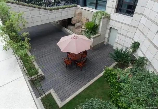 传统的庭院设计常常是一个独立的空间,与室内相分离,但是随着城市化