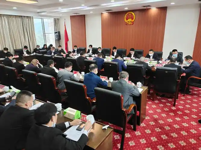 邓望军主持召开十届市人民政府第一次常务会议