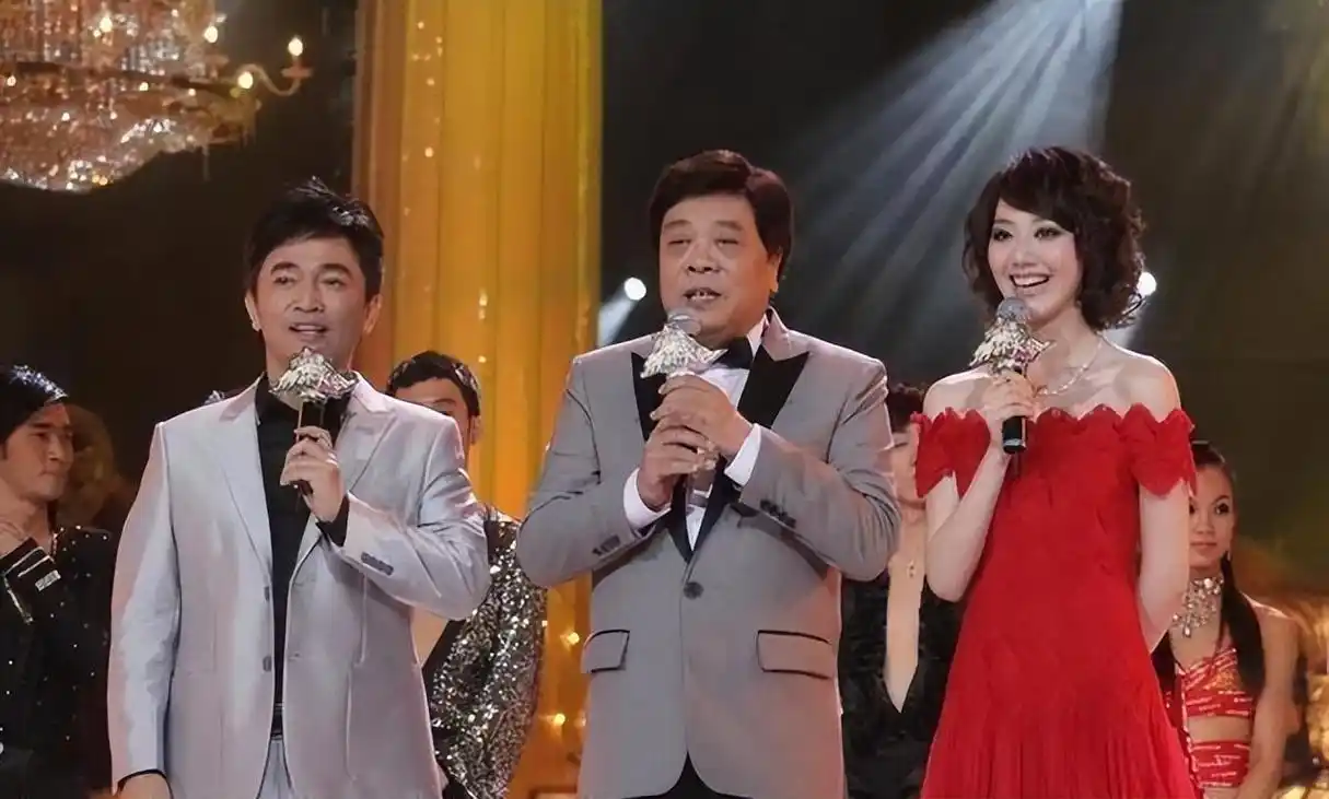 央视主持王冠:与曹可凡传绯闻,被母亲催婚,39岁单身未婚也幸福