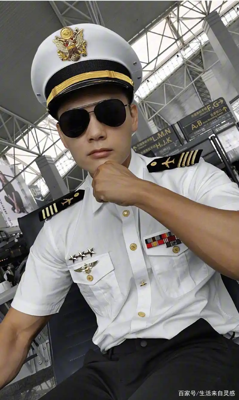 长得好看的飞行员小哥见多了,这样又帅气身材又好的你肯定没见过