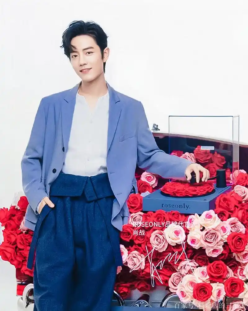 帅气的西装肖战,手拿玫瑰散发迷人魅力!520表白日