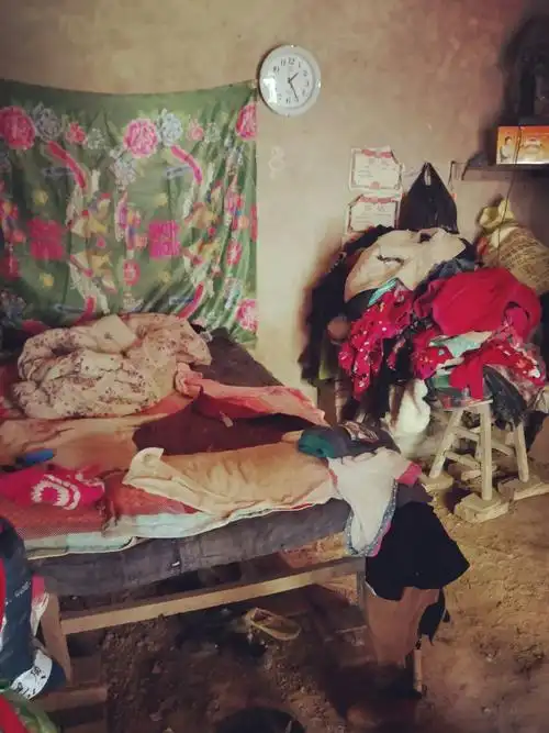 一个床上睡四口人