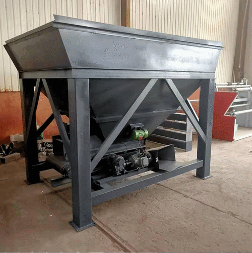 另一边方便铲车上料使用;小型砂土装袋机为避免沙子中空不下料,还在仓