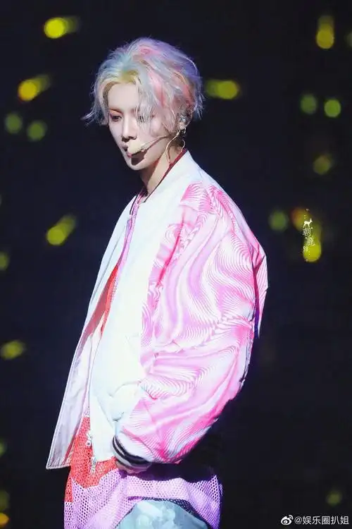 鹿晗演唱会高清图彩发简直绝了要不要这么帅啊鹿哥