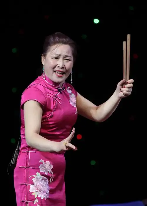 长子鼓书五子登科等小段在潞州剧院表演