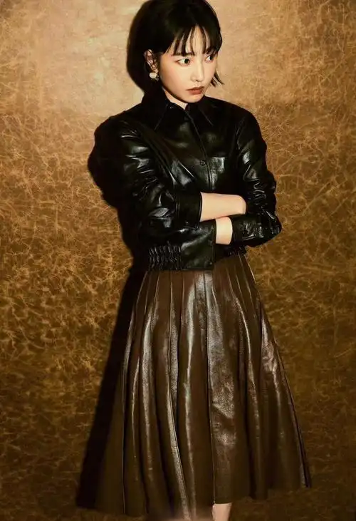白百何亮相bv大秀现场皮衣皮裙造型尽显酷飒摩登时尚感