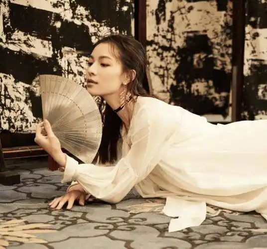 原创钟楚曦高级感五官火了当她换上爆炸头才知李现当时为何喜欢她