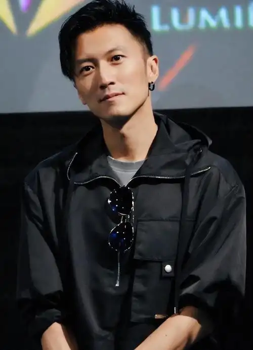 谢霆锋澳门活动回应王菲5字简答笑容满溢温馨