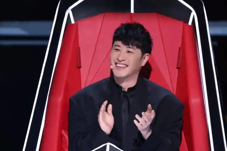 潘玮柏唱了周华健的《爱相随》.