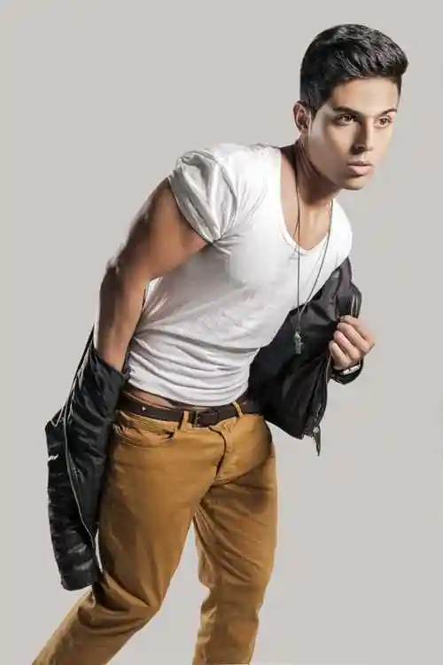 沙漠中英俊的男性模特