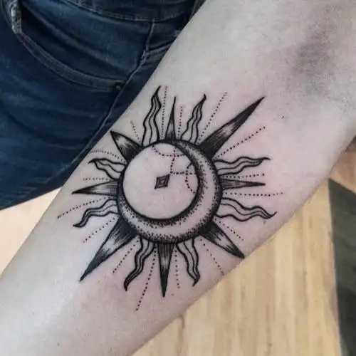 鞠先生小臂太阳图腾纹身图案