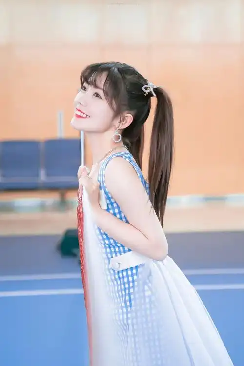 一只蓝精灵赖美云