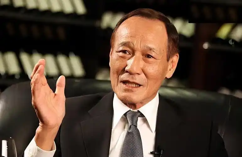 随后陈惠敏就在向华强耳边说了句:这是我侄女,她父亲是陈崇伟,不能来