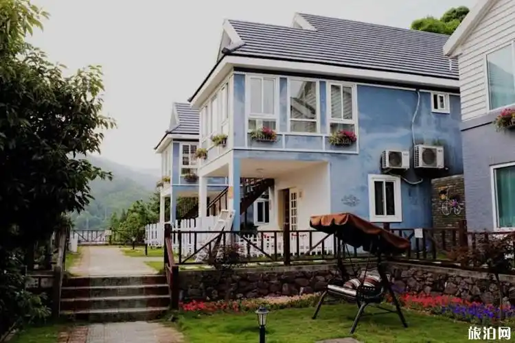 憬漫别院位于黄贤村,就在黄贤森林公园的旁边,出行游玩很方便,前院后