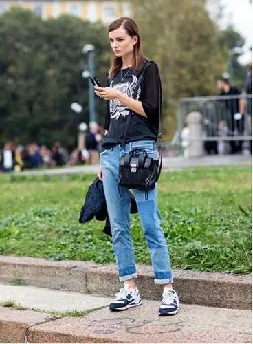 最简单的搭配就是卫衣 牛仔裤 老爹鞋了,卫衣休闲百搭,款式简单,加上