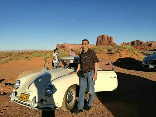 在景区与美国人驾的车合影