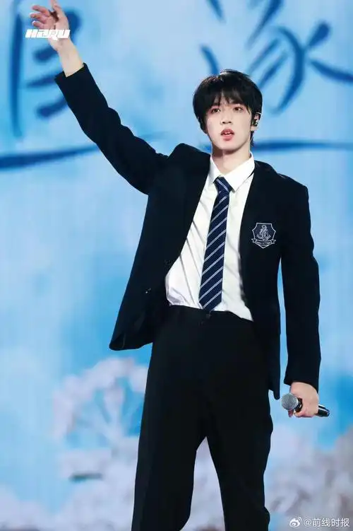 刘耀文校服男高! 真的很帅,成年后有种荷尔蒙爆发的感觉,宝贵的男高!