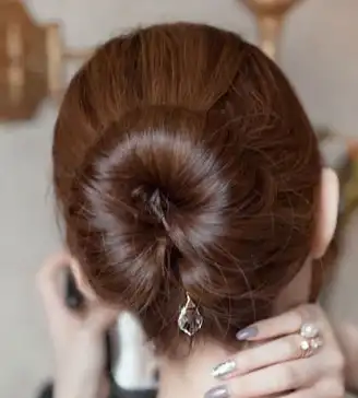 这款盘发比较便捷,怎么使用这种发带呢,从发尾处卷到肩膀以上的位置将