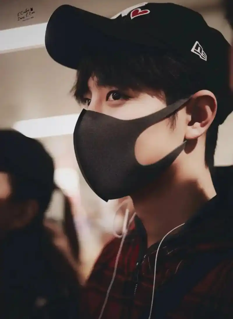 肖战 浅看一下戴口罩的战战吧 - 抖音