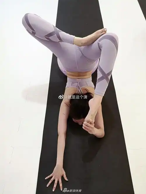 健身博主高难度瑜伽动作展示柔美身姿