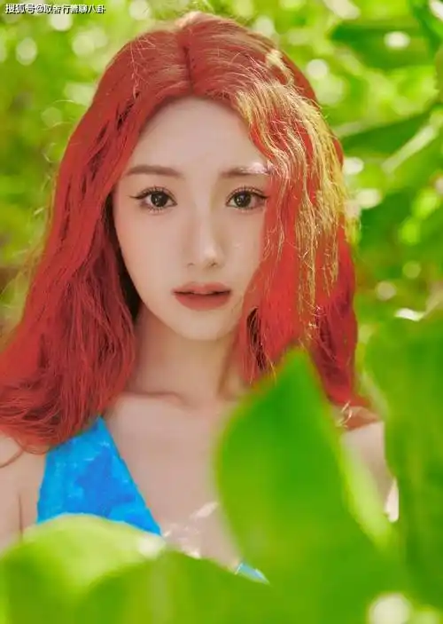 毛晓彤海边随拍,露美背秀香肩性感迷人,红发蓝裙宛若人鱼公主_造型