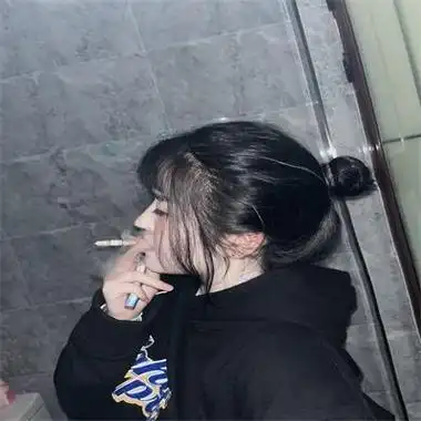 高冷抽烟女生头像霸气范抽烟头像女生霸气十足